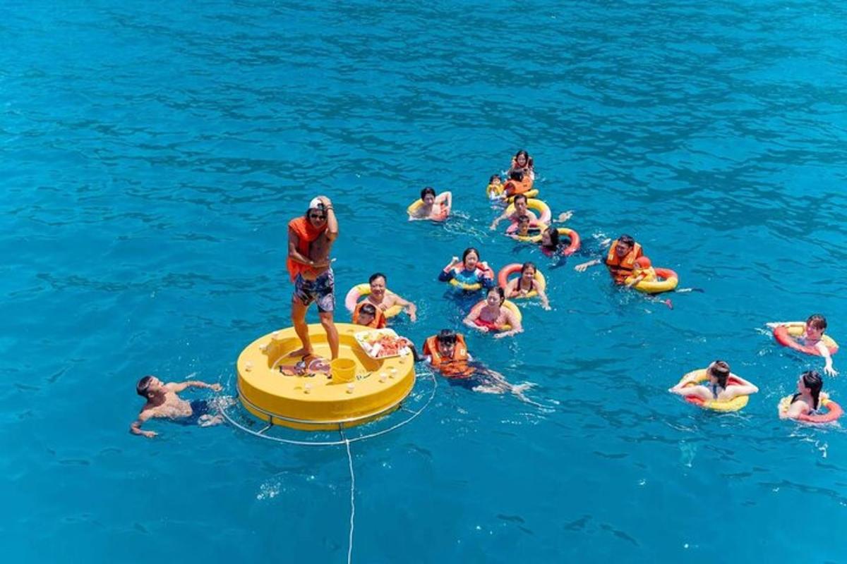 un gruppo di persone in acqua su una zattera