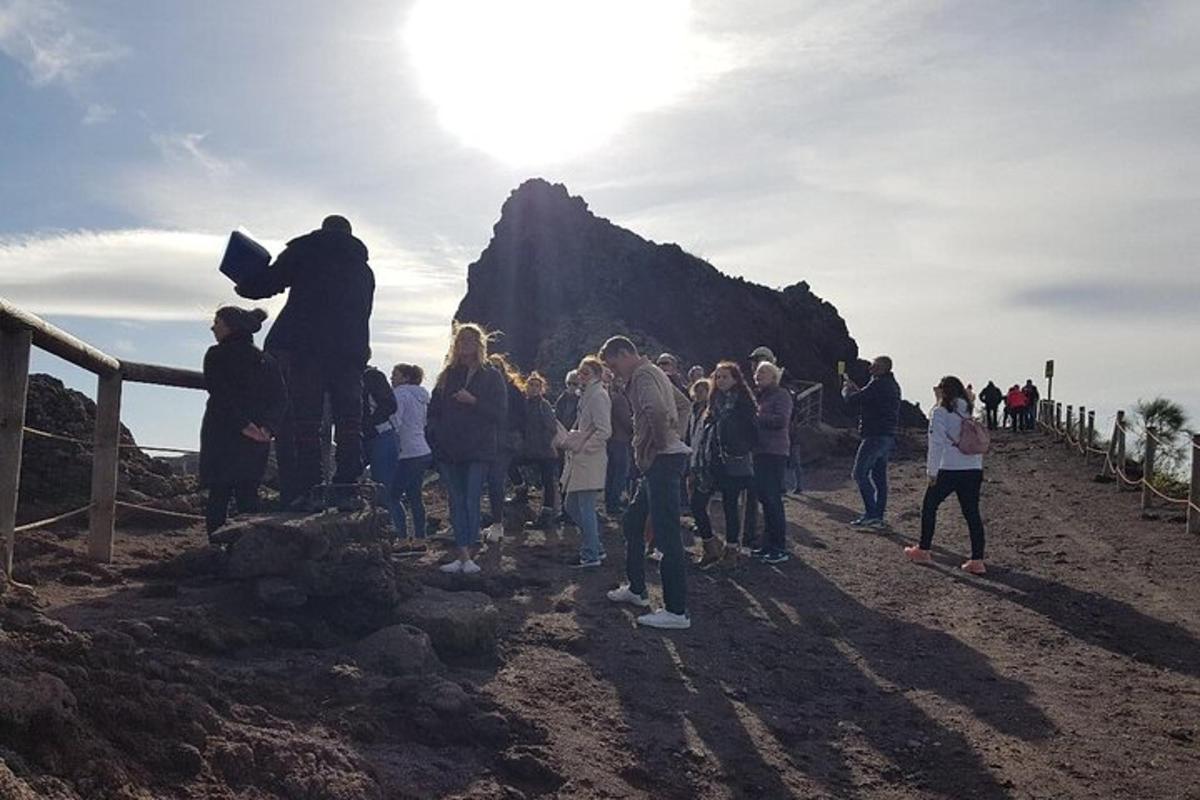 un gruppo di persone è in piedi su una montagna