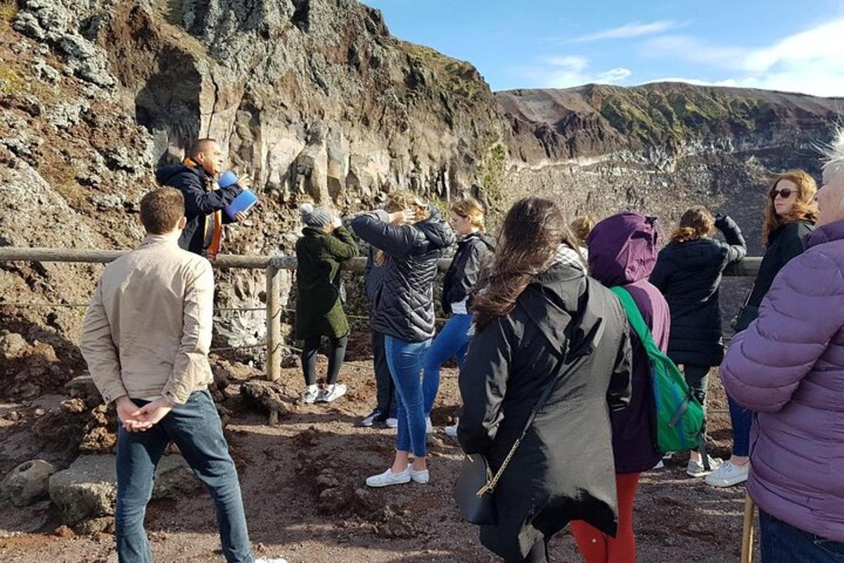 een groep mensen die naar een berg kijkt