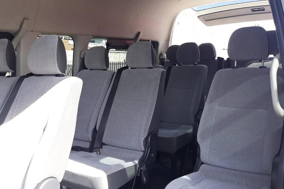 tempat duduk kosong di belakang van
