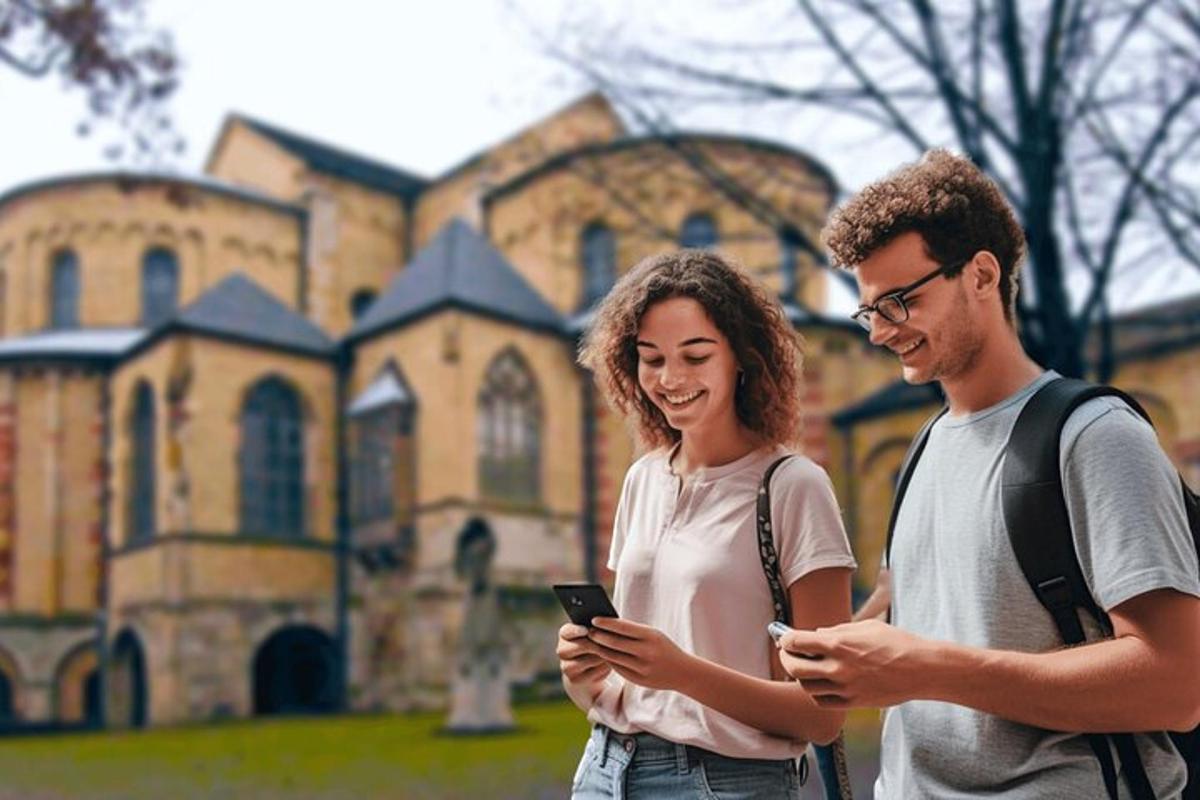muž a žena se dívají do svých mobilních telefonů před budovou