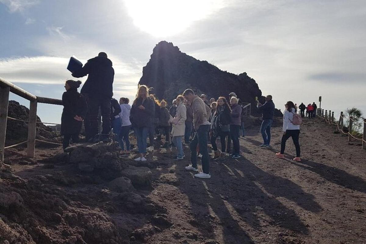 grupp inimesi, kes seisavad mäe ees