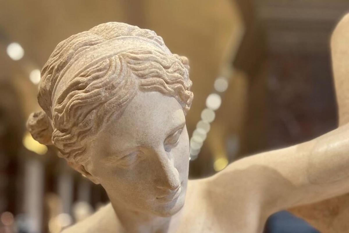 uma estátua de uma mulher com o braço estendido