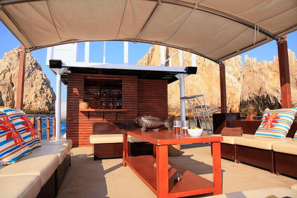 un patio extérieur avec une table et une cheminée