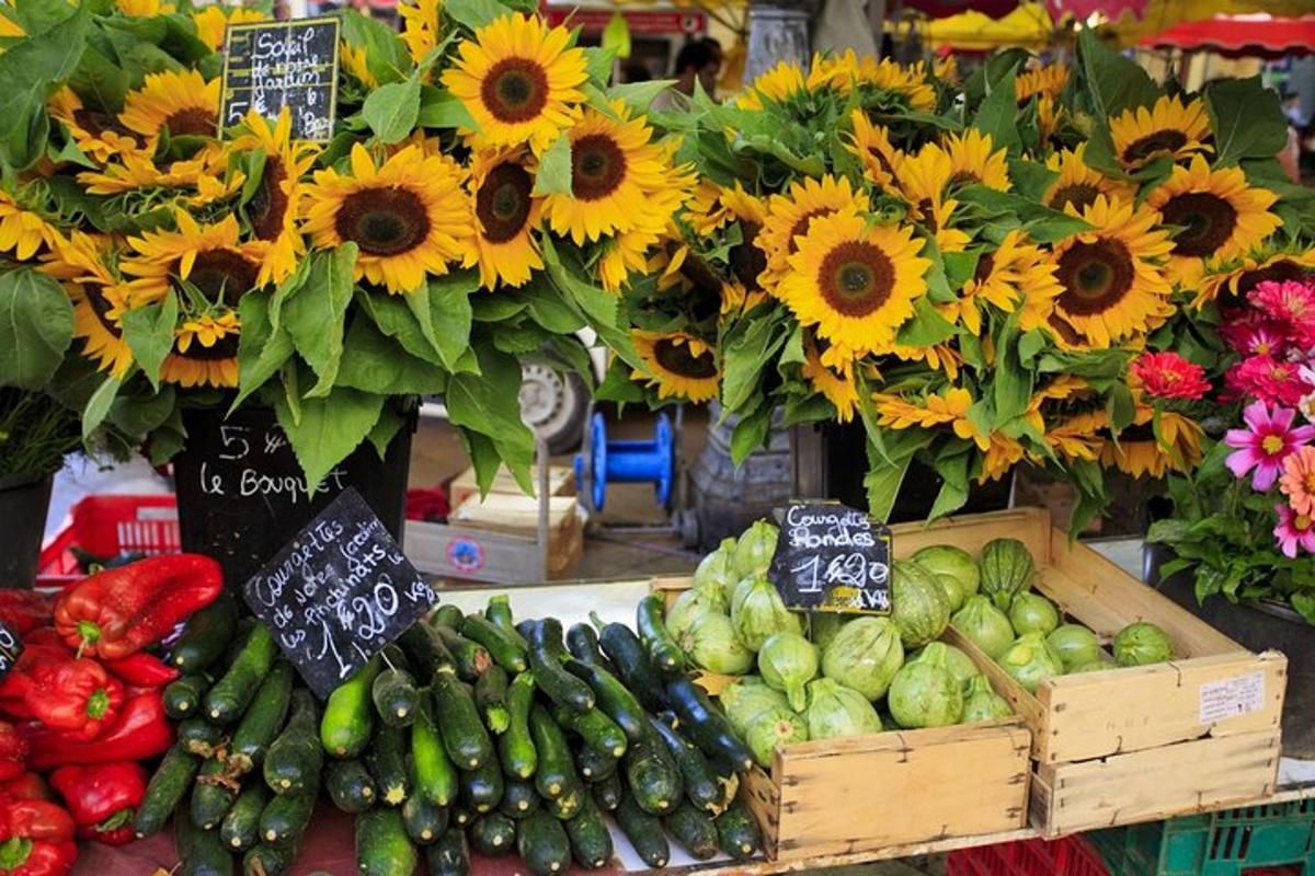 isang pagpapakita ng mga gulay at sunflower sa isang palengke