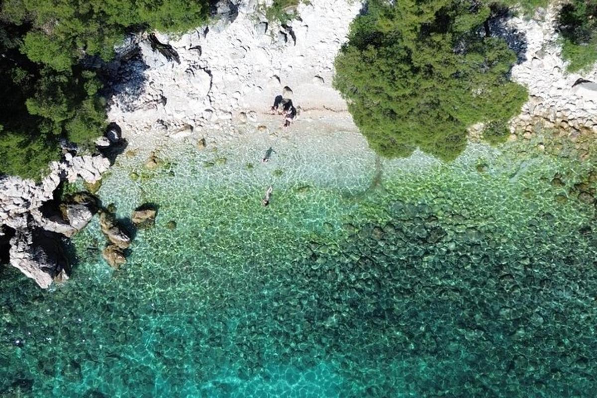 o vedere de sus a unei plaje cu oameni în apă