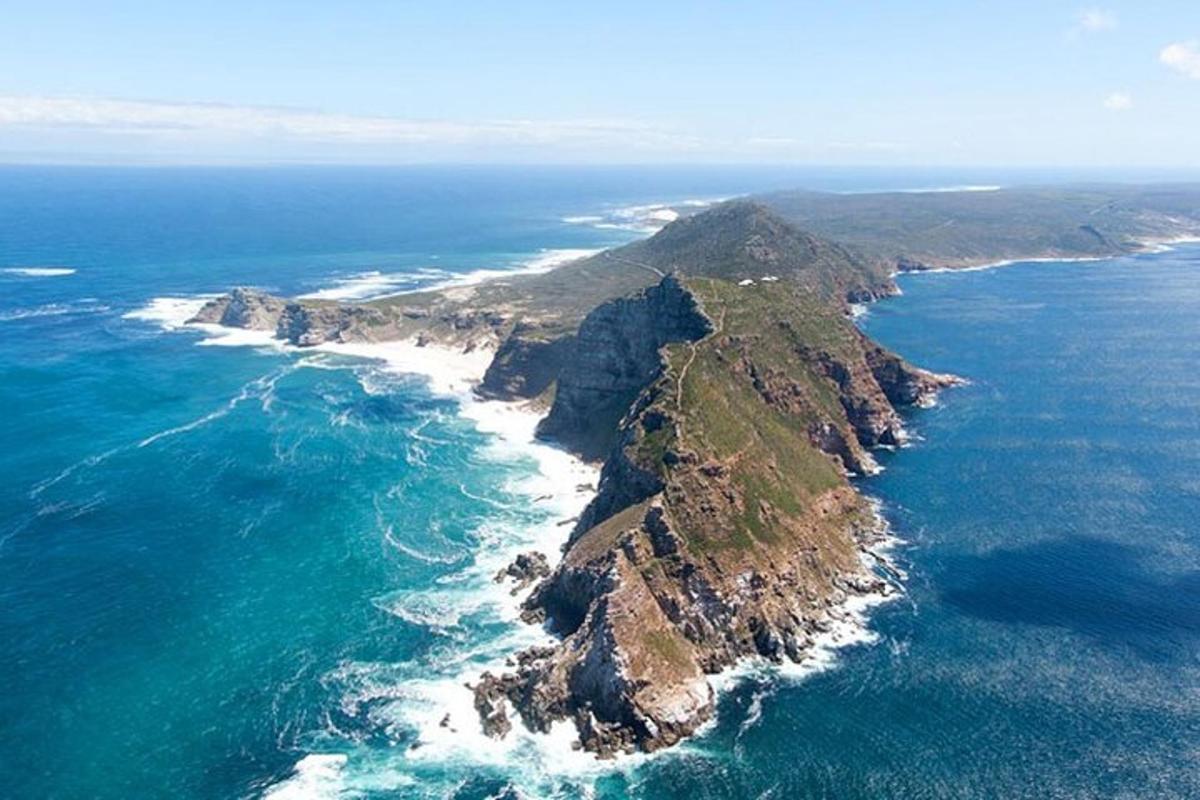 uma vista aérea de uma ilha no oceano