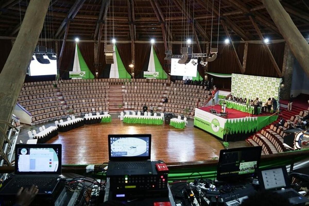 pemandangan auditorium besar dengan pentas dan orang