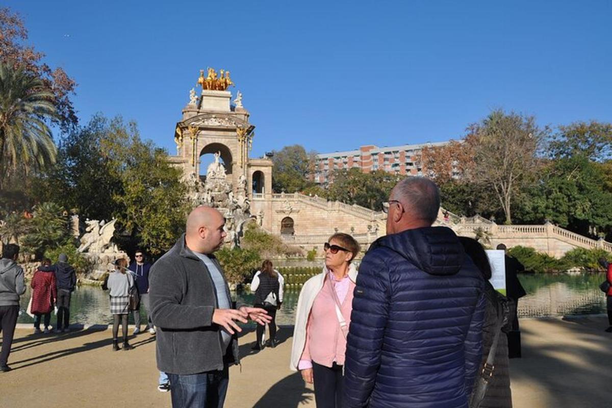 dos homes i una dona drets davant d'un edifici