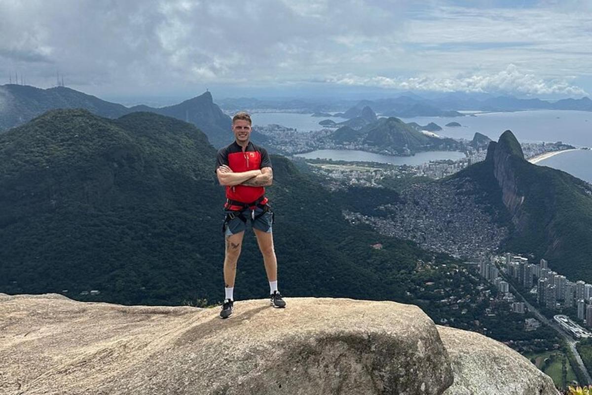 un uomo in piedi sul bordo di una montagna
