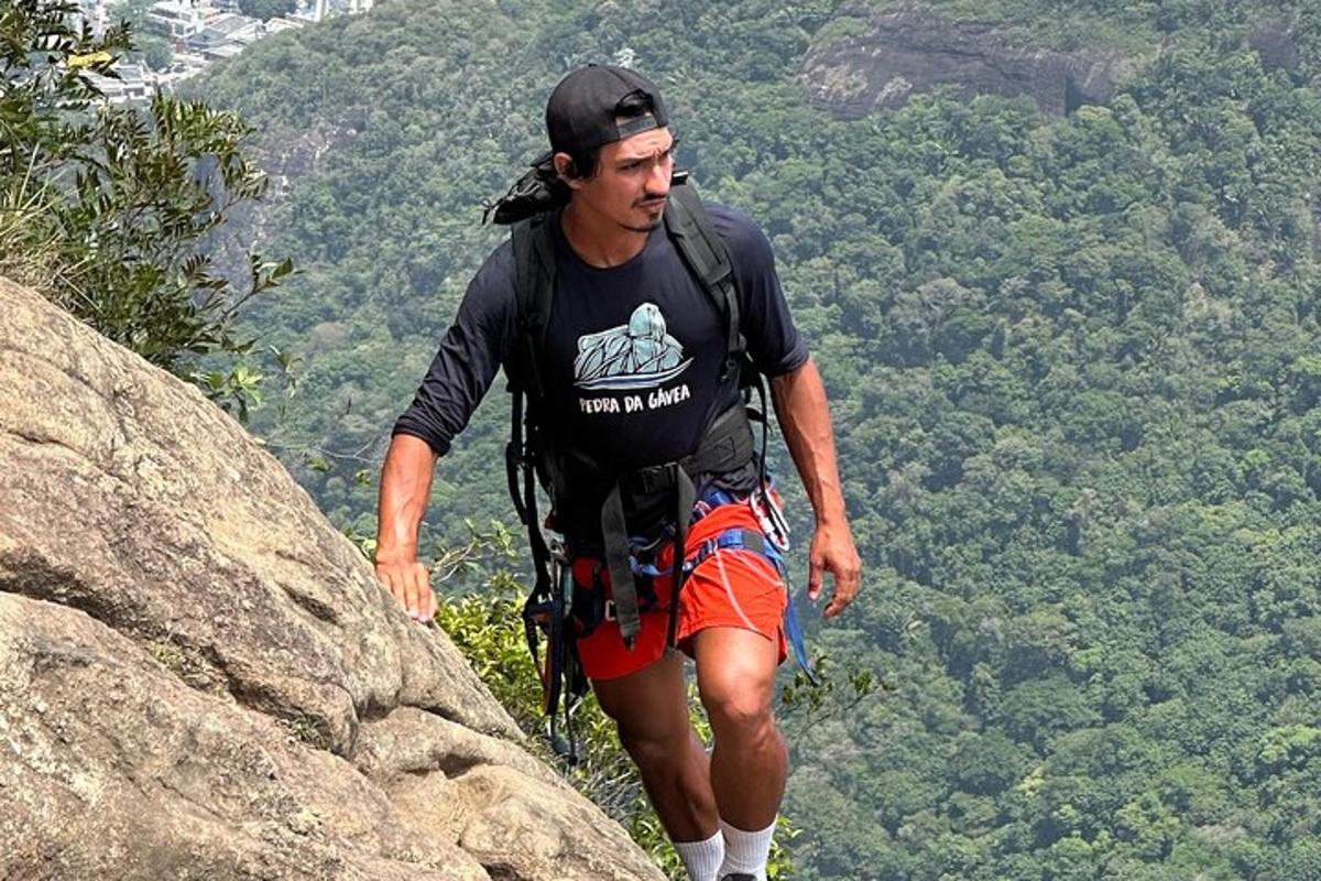 un uomo che cammina sulla cima di una montagna