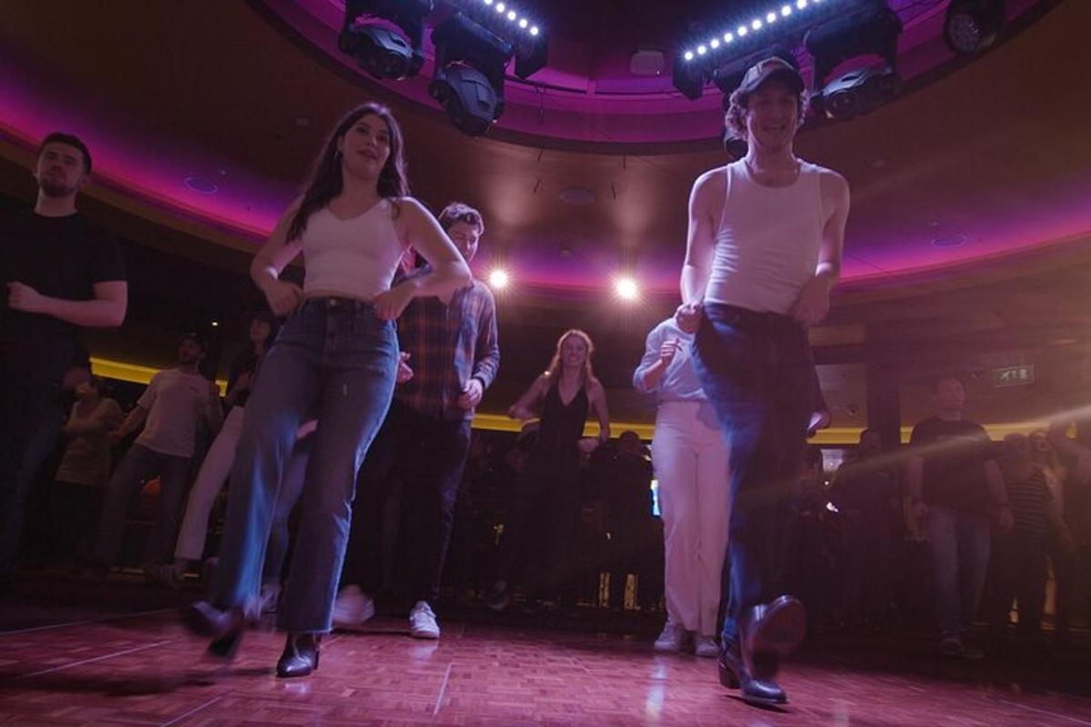 un grupo de personas bailando en un escenario
