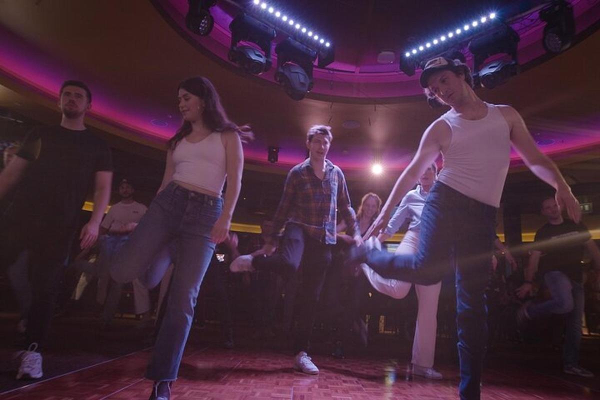 un grupo de personas bailando en una pista de baile