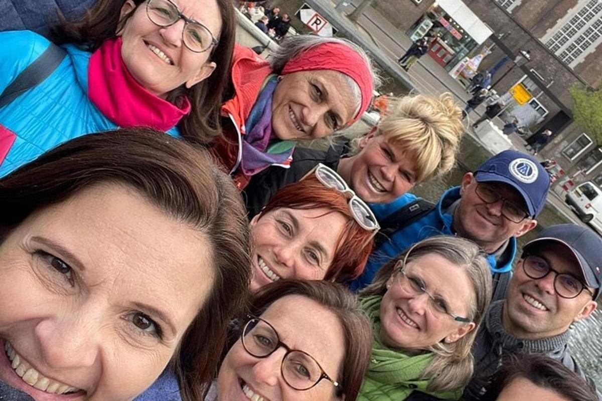 skupina lidí pózujících pro fotografii