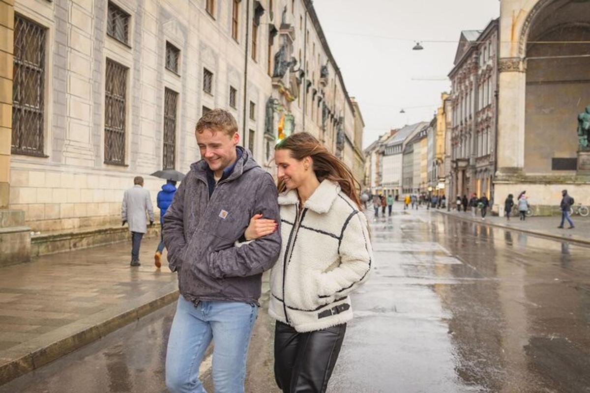 un uomo e una donna che camminano lungo una strada