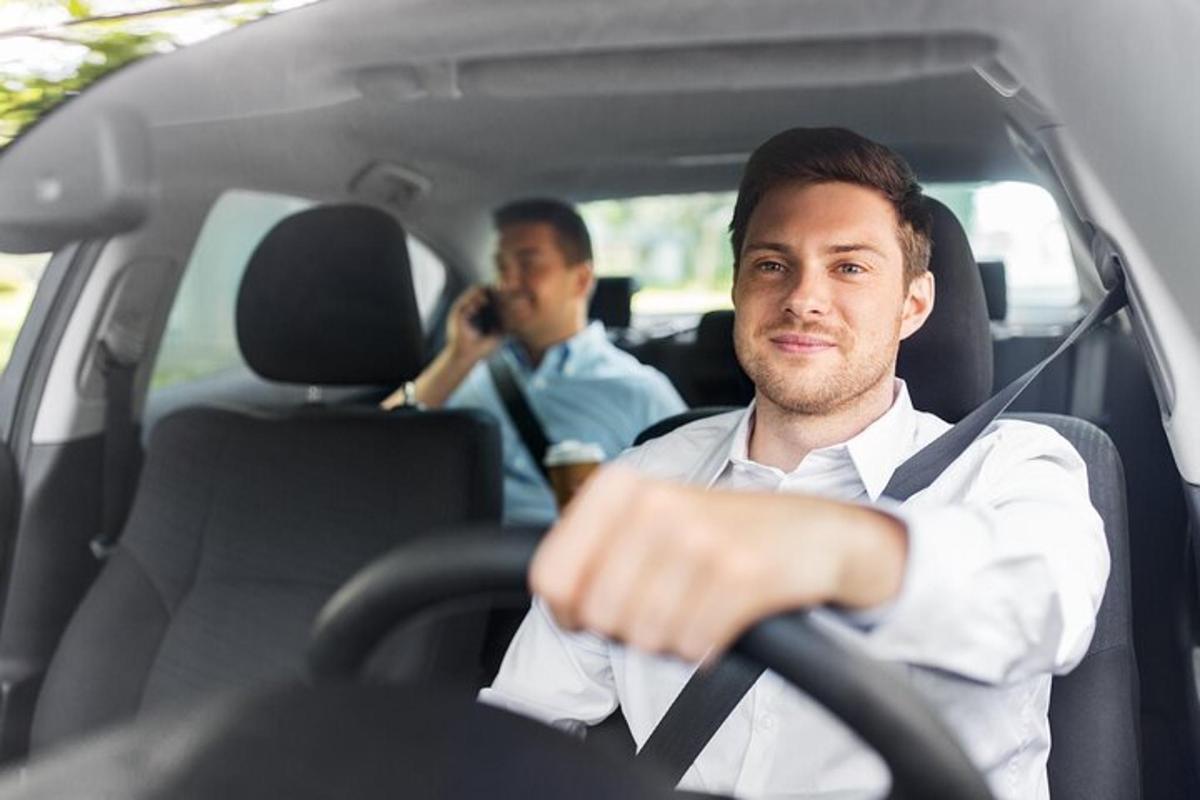 dua lelaki duduk di dalam kereta bercakap di telefon