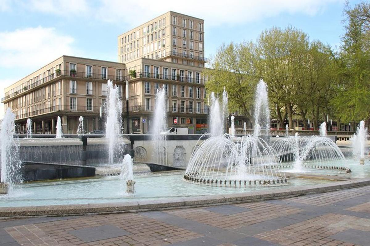 una fontana in una città con edifici sullo sfondo