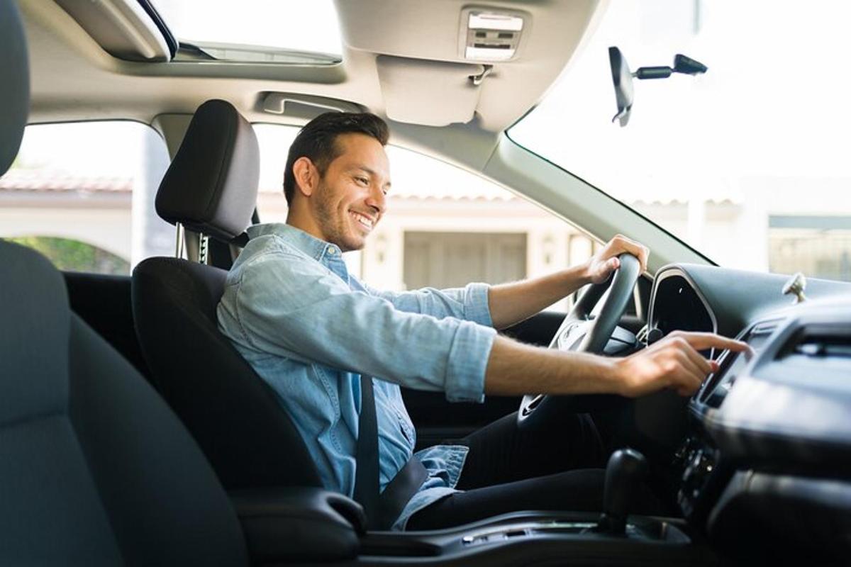 un uomo alla guida di un'auto
