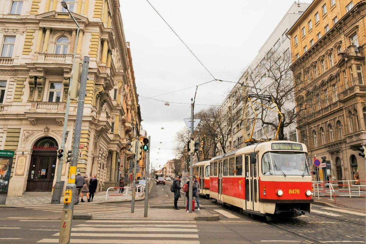 Un tranvía rojo y blanco en una calle de la ciudad