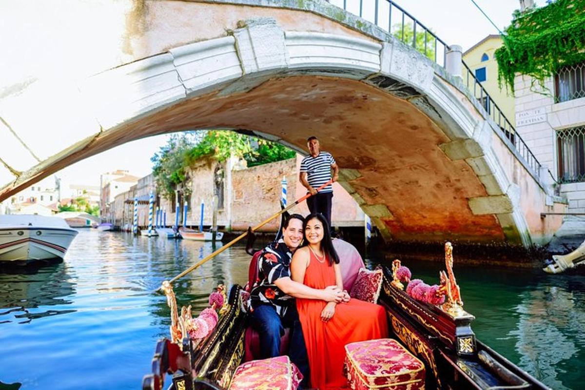 một nhóm người trên thuyền gondola dưới cầu