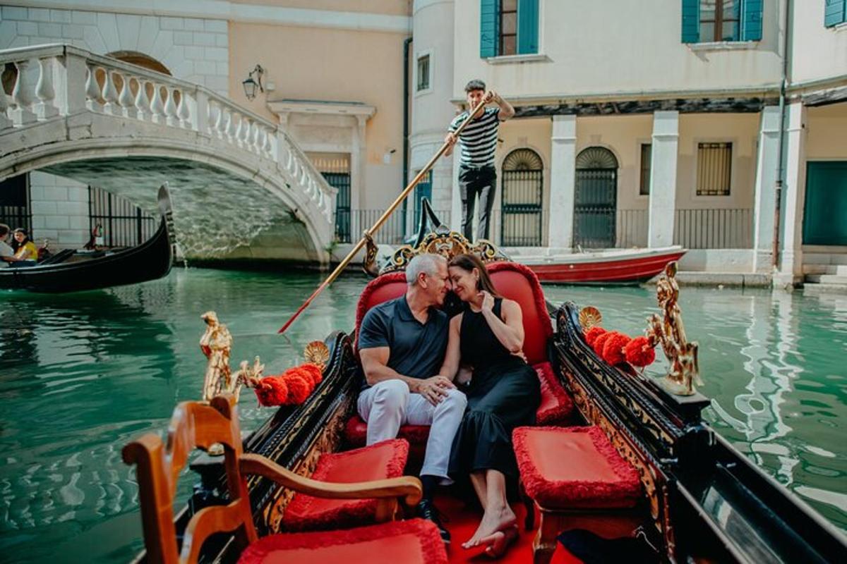 một người đàn ông và một người phụ nữ ngồi trên thuyền gondola dưới nước