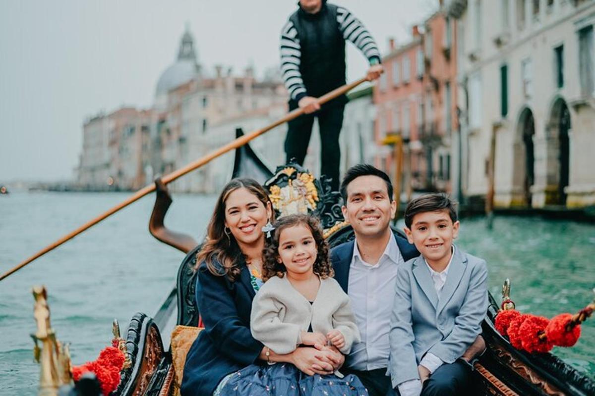 eine Familie sitzt in einer Gondel auf dem Wasser