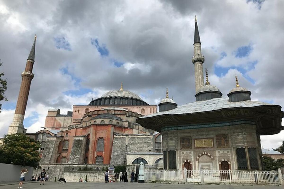 un edificio con una moschea con due minareti