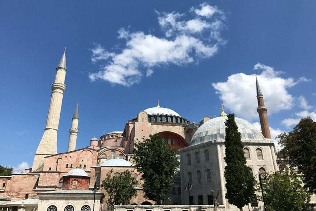 un edificio con due moschee e un cielo blu