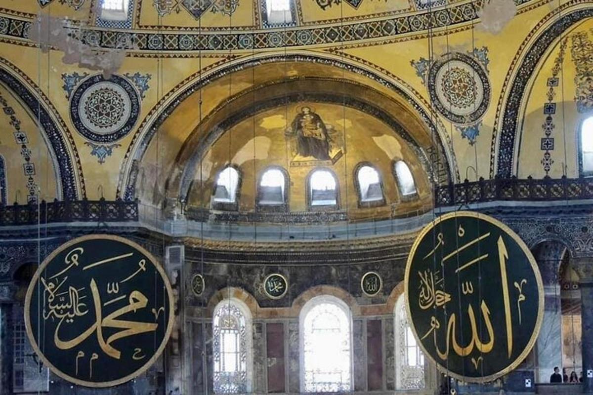 una stanza con due grandi orologi sul muro