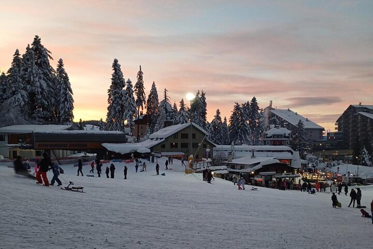 ryhmä ihmisiä lumessa hiihtokeskuksessa