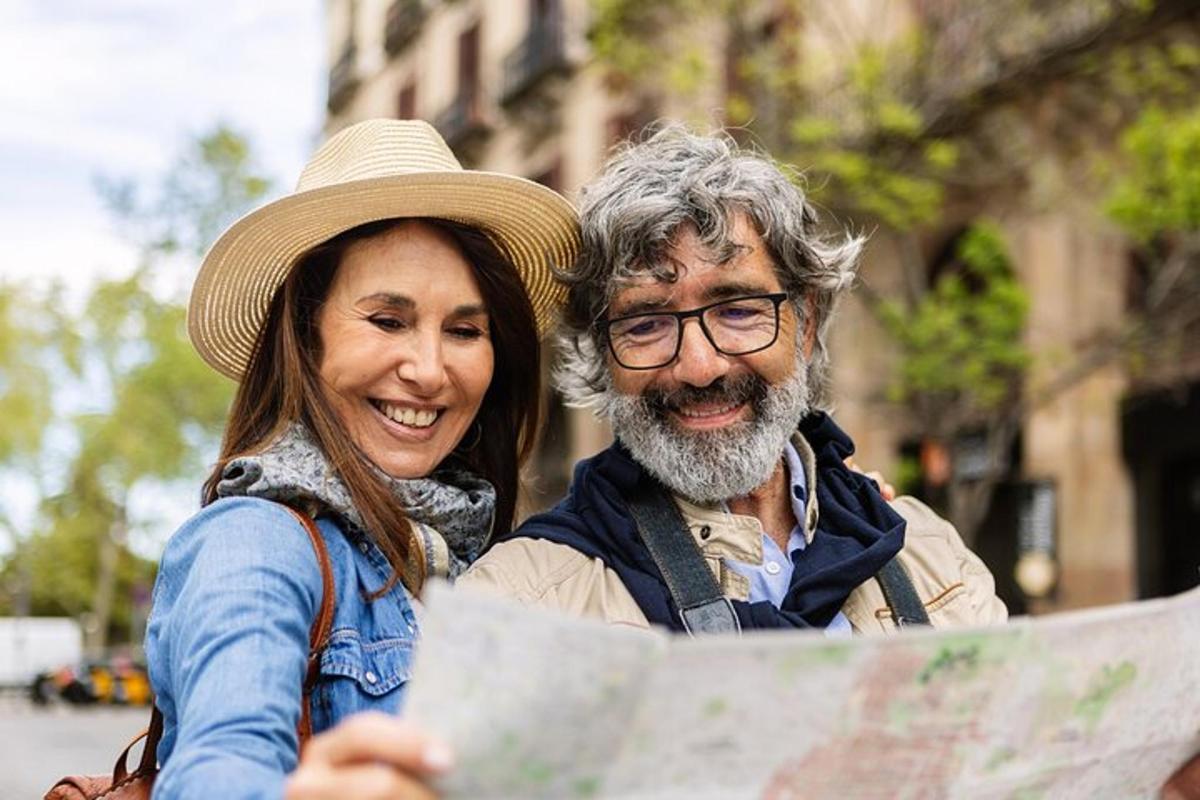 un uomo e una donna che guardano una mappa