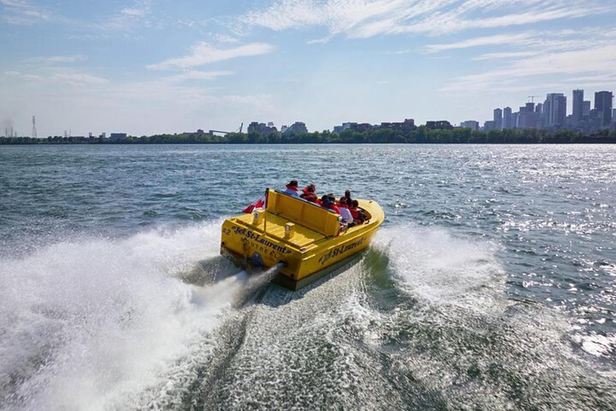 sekumpulan orang di atas bot kuning di dalam air