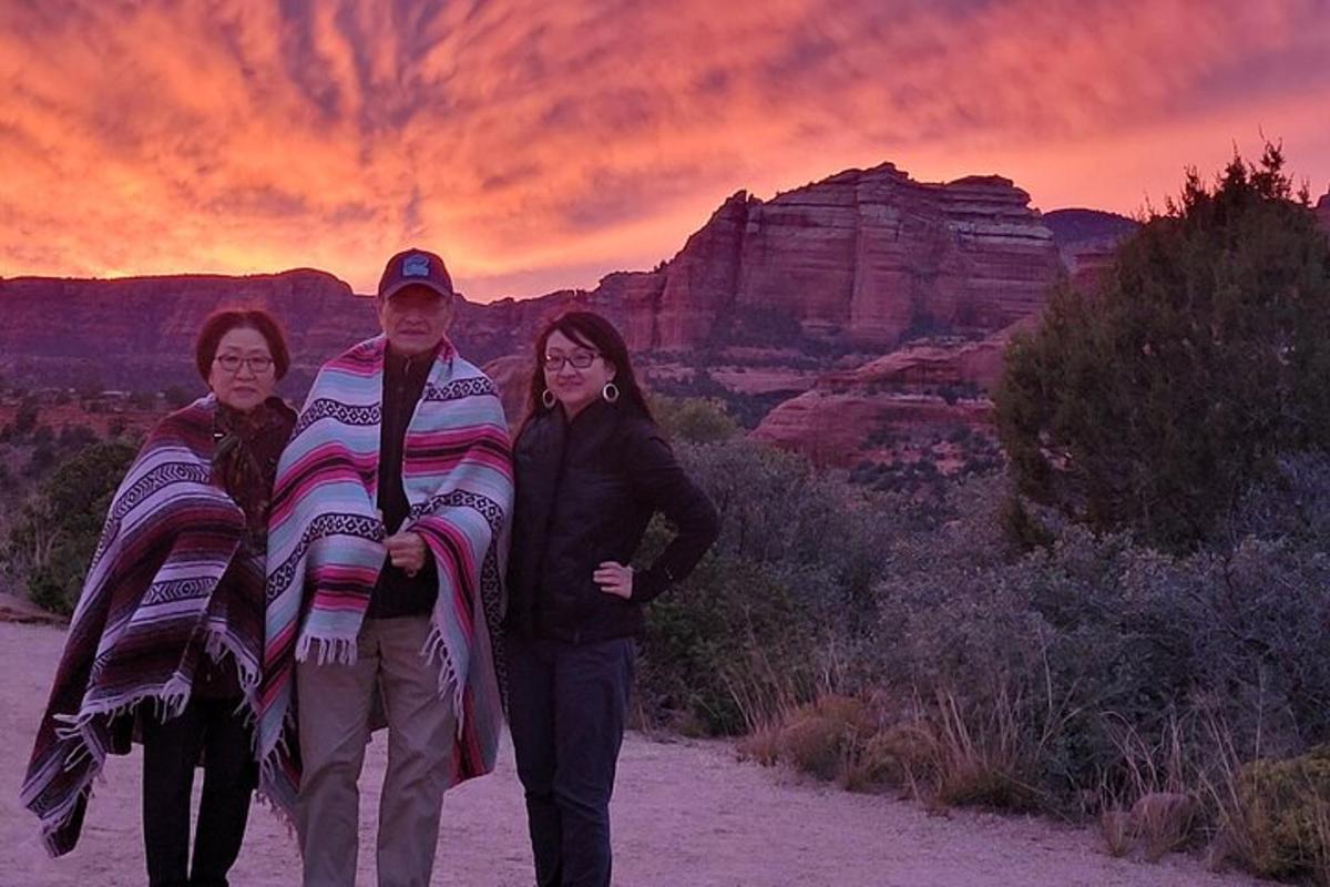 Un grupo de personas de pie en el Gran Cañón.