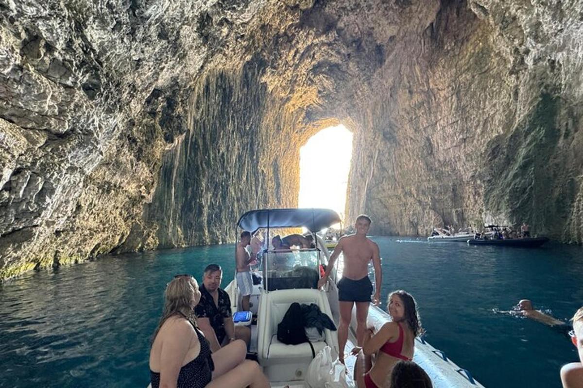um grupo de pessoas em um barco em uma caverna