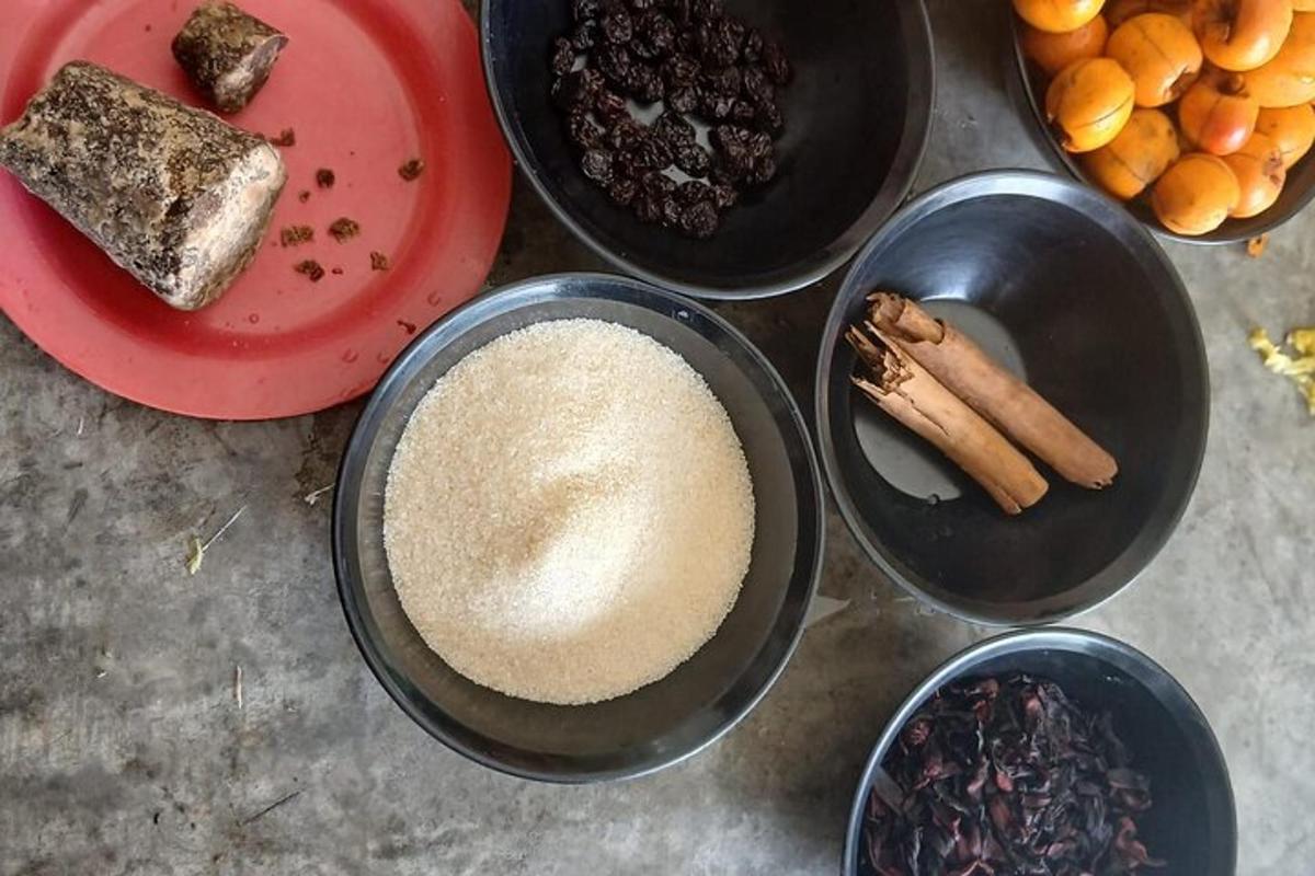 uma mesa com tigelas de comida com pão e outros ingredientes