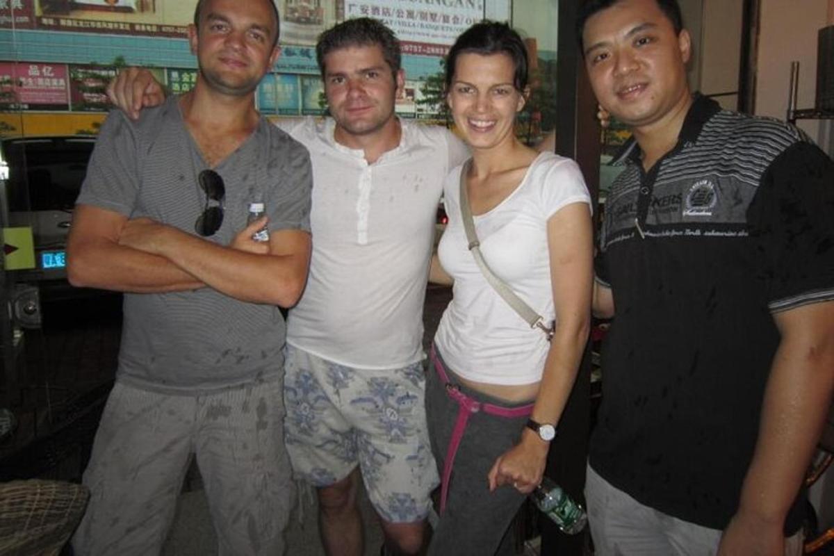 quatro homens e uma mulher posando para uma foto