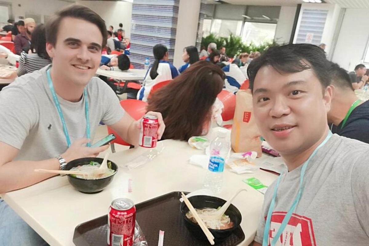 um grupo de pessoas sentadas à mesa comendo comida