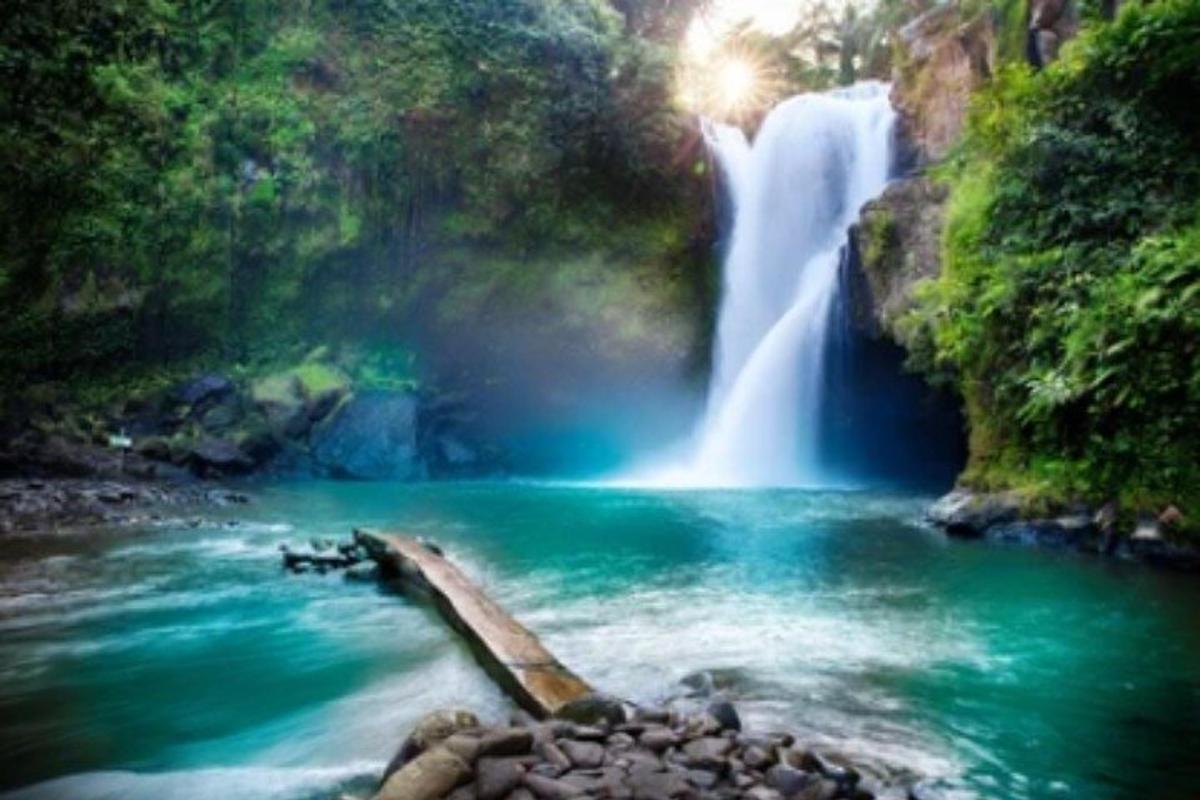 una cascata in mezzo a un fiume