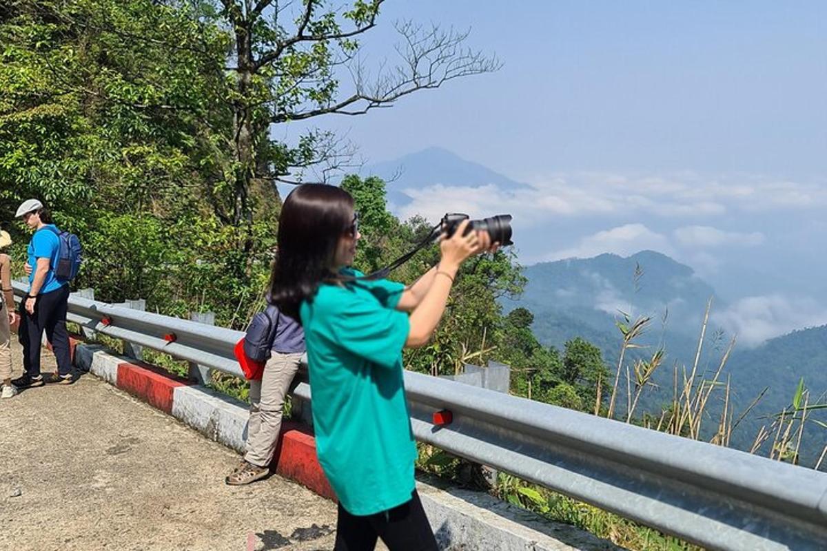 Una mujer tomando una fotografía de las montañas con una cámara.