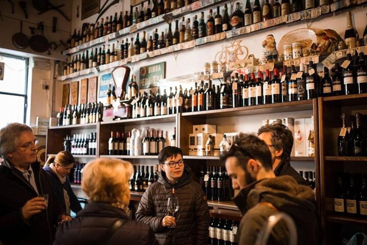 hópur fólks stendur á bar með vínflöskur