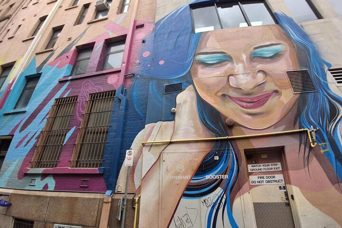o pictură murală cu o femeie pe lateralul unei clădiri