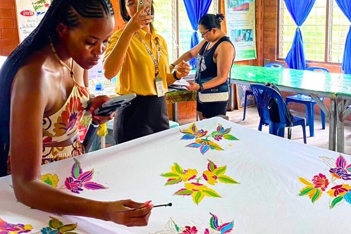 uma mulher está pintando uma mesa com flores sobre ela