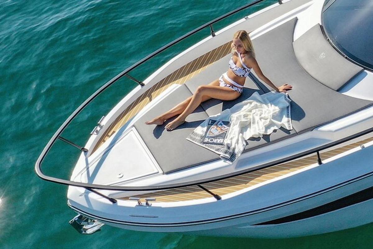 una mujer sentada en un bote en el agua