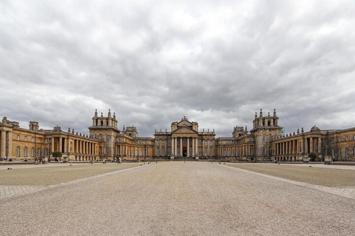 Un gran palacio con un cielo nublado al fondo.
