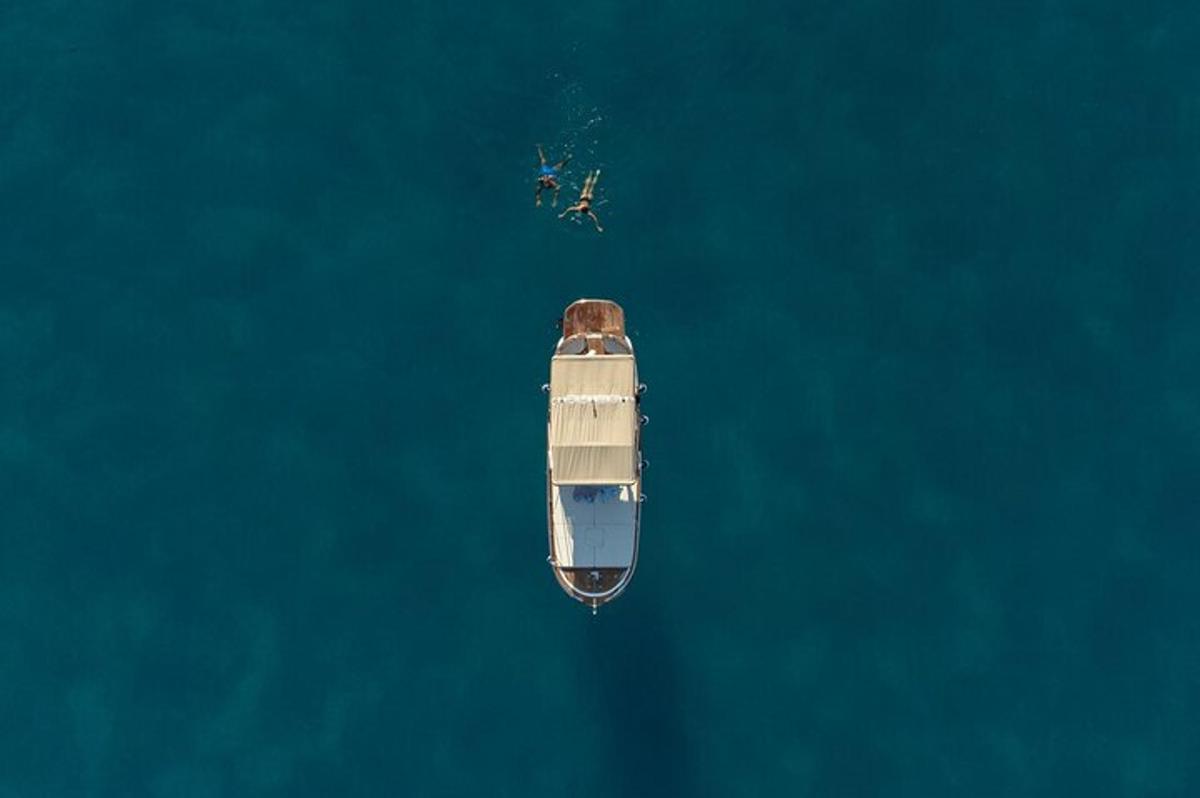 una barca in acqua con una persona a bordo
