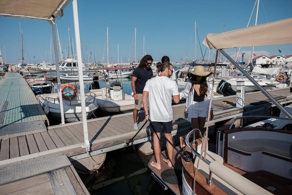 un gruppo di persone in piedi su una barca al molo