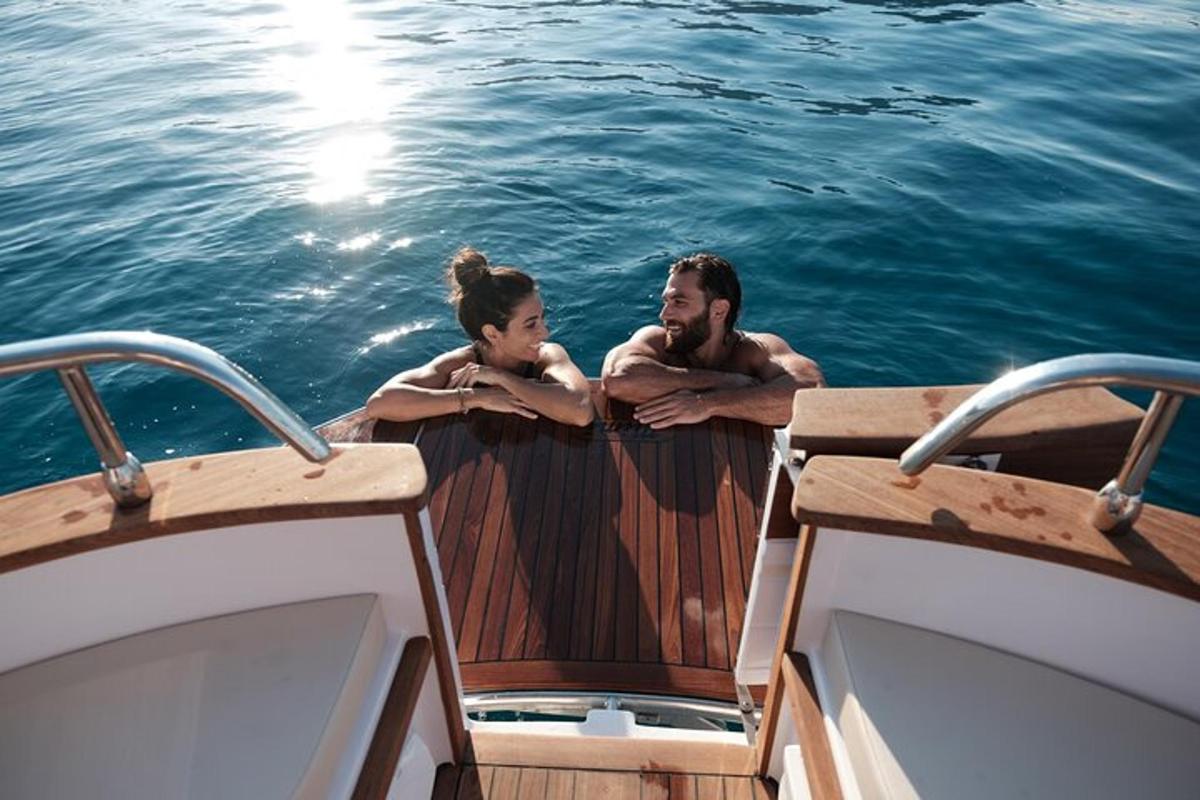 un uomo e una donna su una barca in acqua