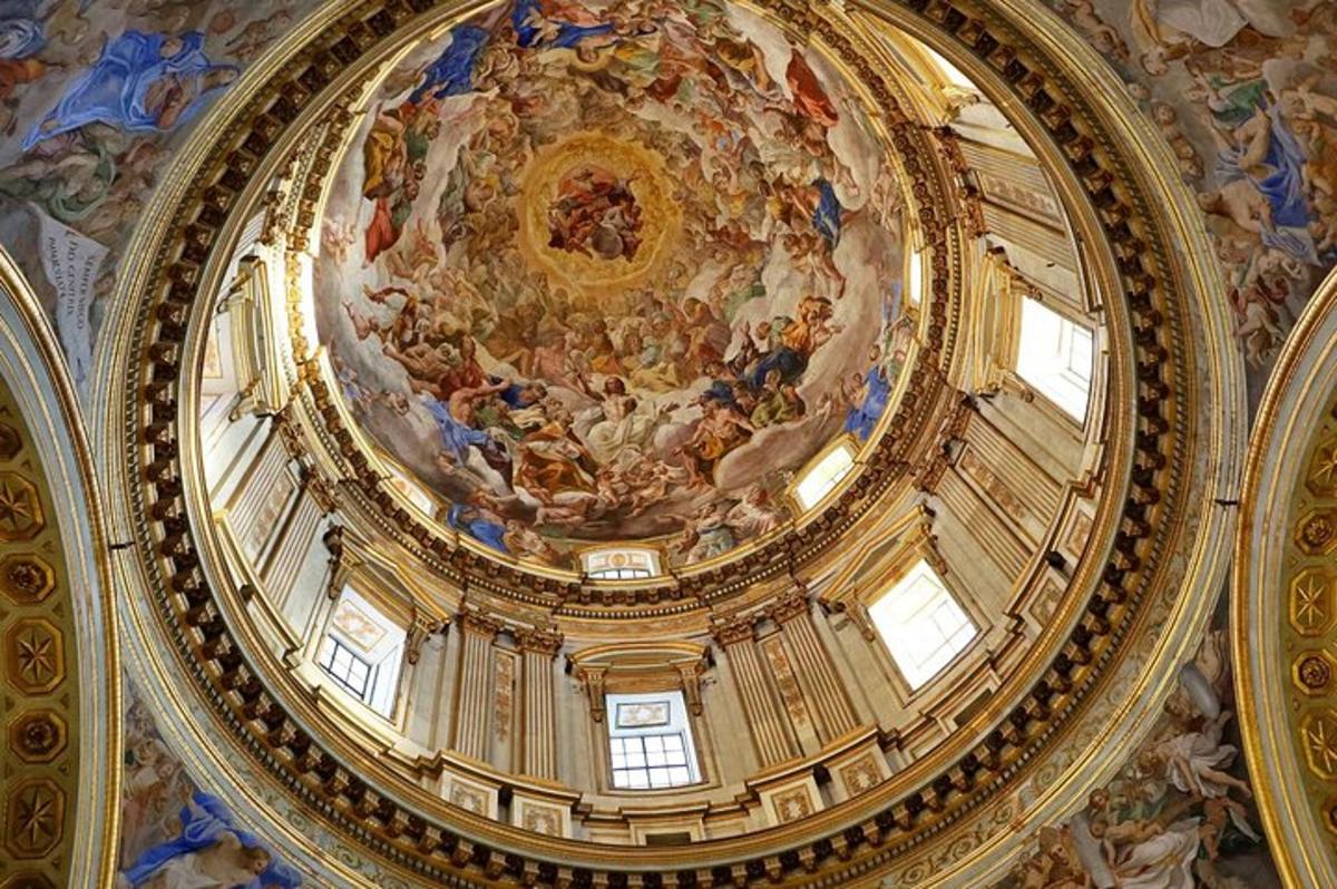 un soffitto di un edificio con un dipinto sopra