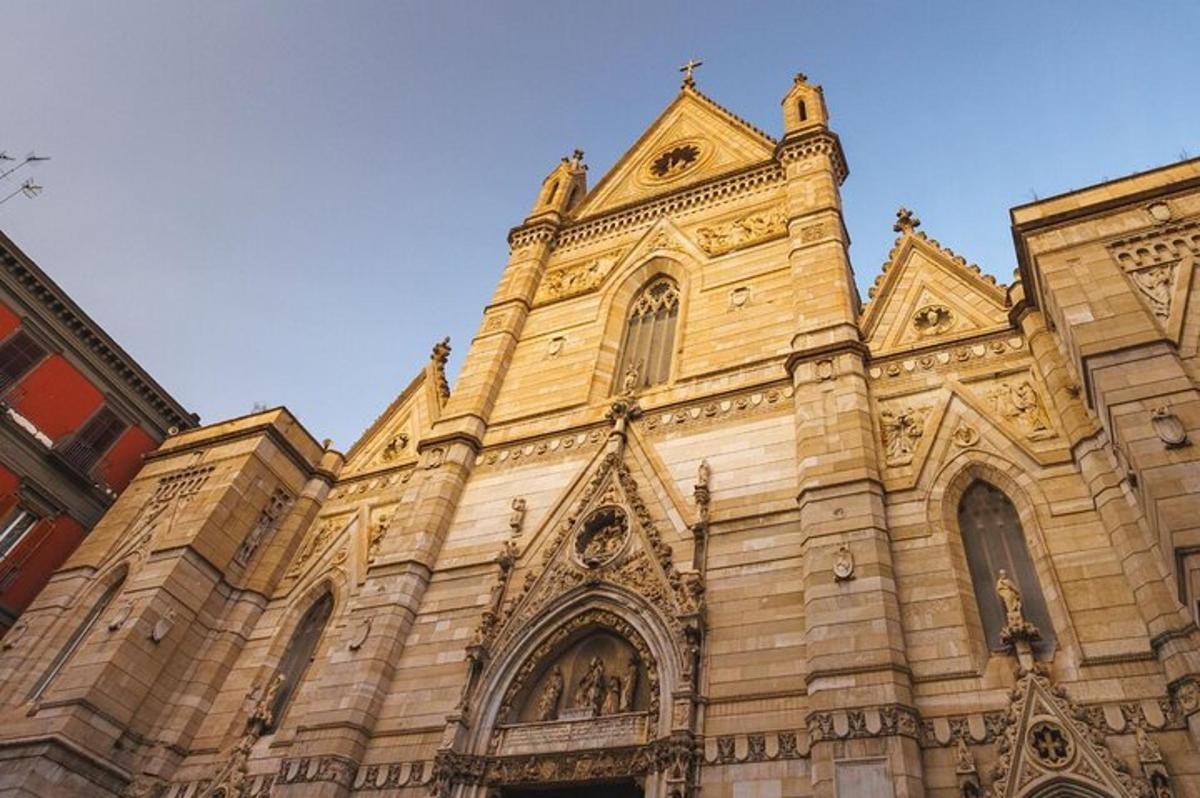 un grande edificio religioso con un cielo azzurro sullo sfondo