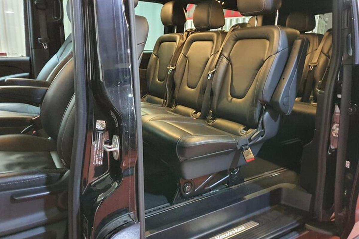 prázdne zadné sedadlo autobusu